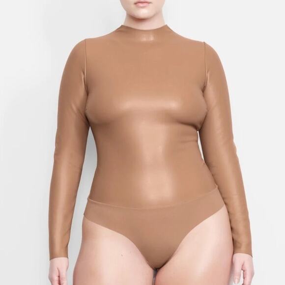 SKIMS NWT Size 3X Women's Mock Neck Long Sleeve Faux Leather Bodysuit In Shell - Picture 6 of 7